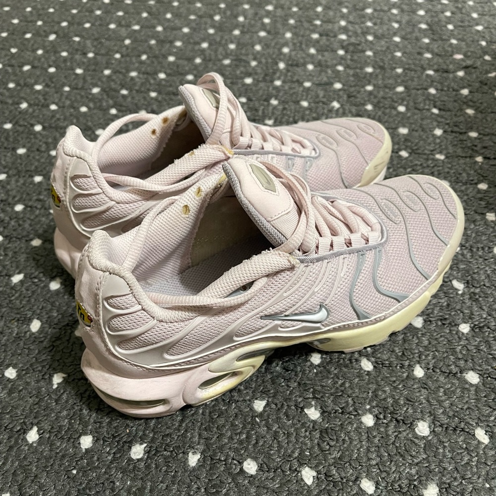 WOMENS NIKE AIR MAX PLUS “BARELY ROSE” GS SIZE 6Y